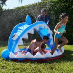 Mega SHARK-Tastic Shade 'N Play kids running